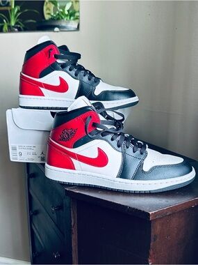 Nike Air Jordan 1 Mid - Red White Black